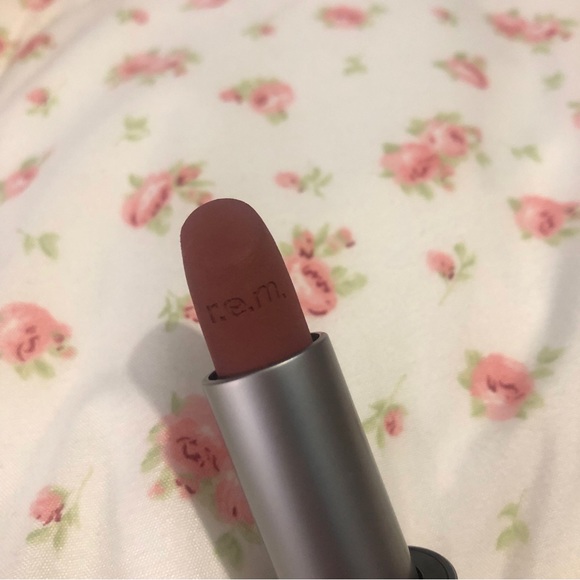 Ariana Grande Makeup Rem Beauty On Your Collar Matte Lipstick